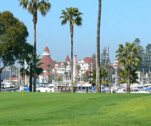 Green del campo de Coronado con el Hotel del Coronado al fondo